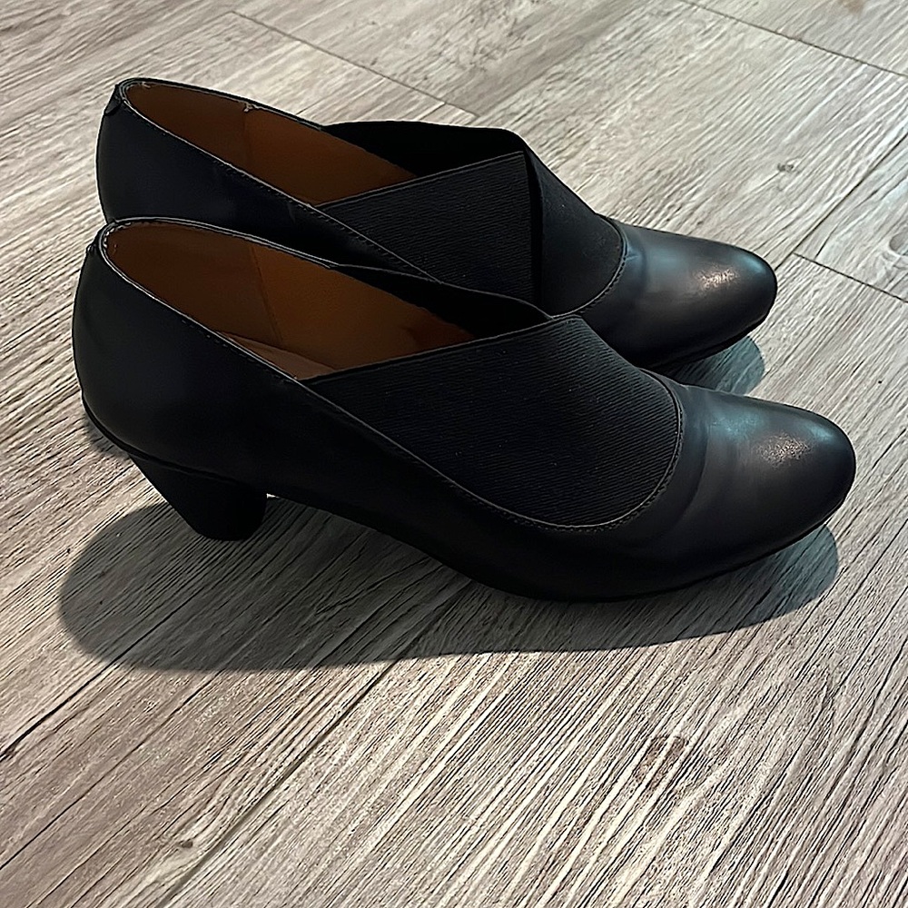 Size 40 leather Mikaela shoes. Made in Spain.